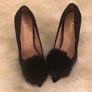 Black pump with “fur ball” front